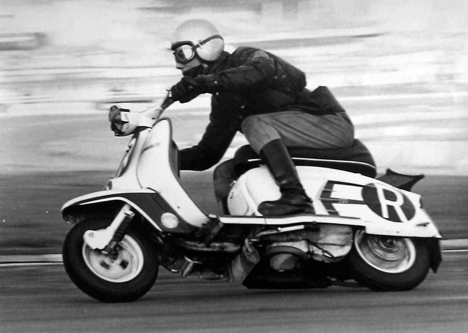 Giacca cerata e scooter classico