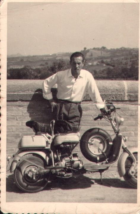 1954 Mio babbo con una Lambretta F